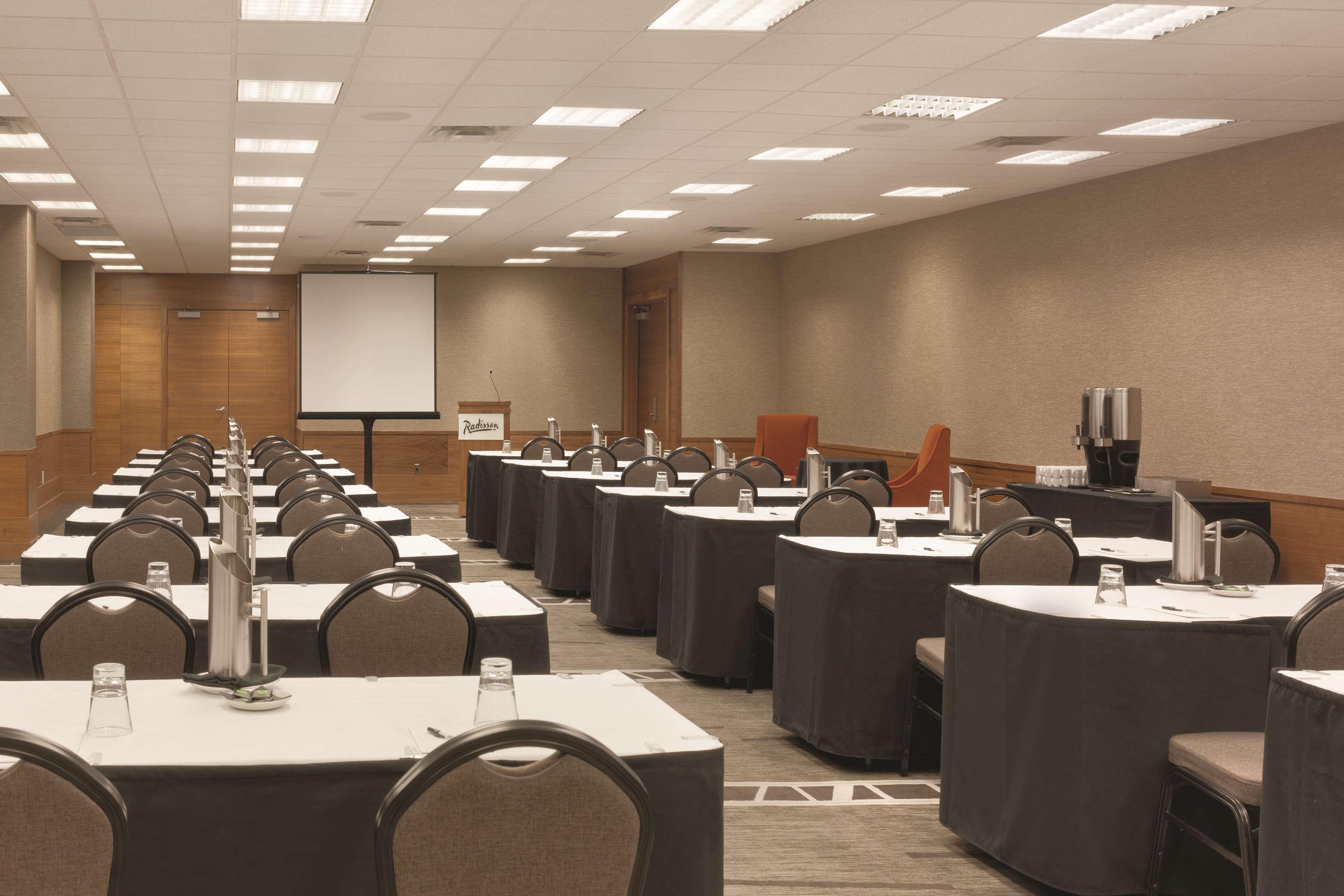 Radisson Hotel & Conference Centre Calgary Airport Экстерьер фото