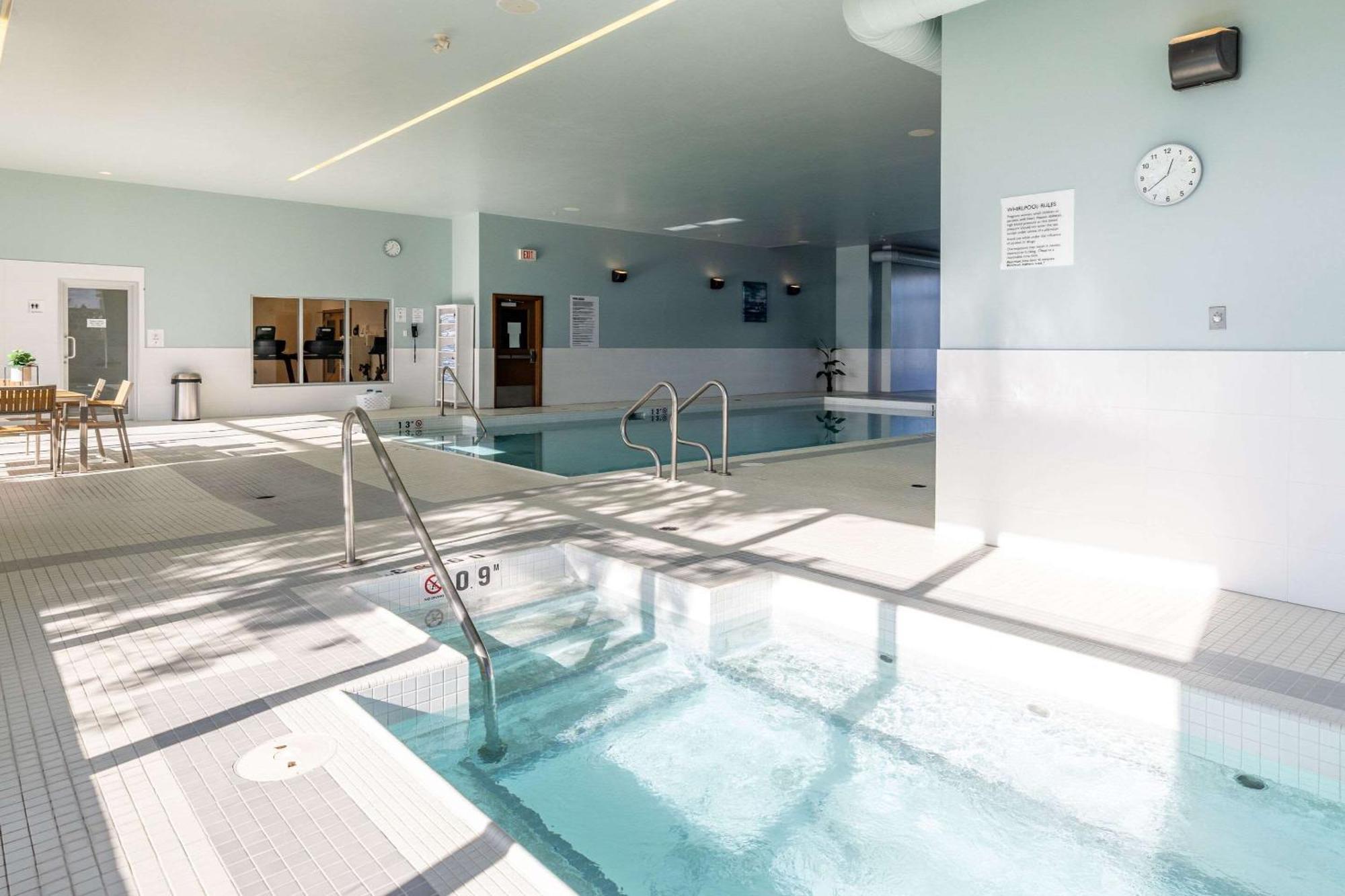 Radisson Hotel & Conference Centre Calgary Airport Экстерьер фото