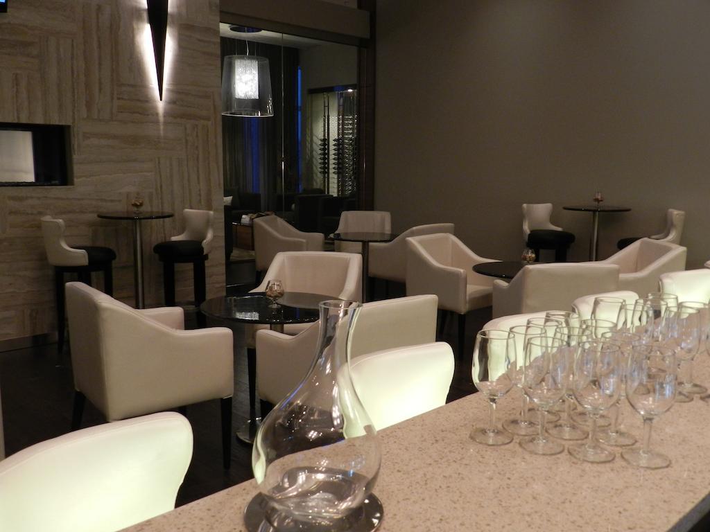 Radisson Hotel & Conference Centre Calgary Airport Экстерьер фото