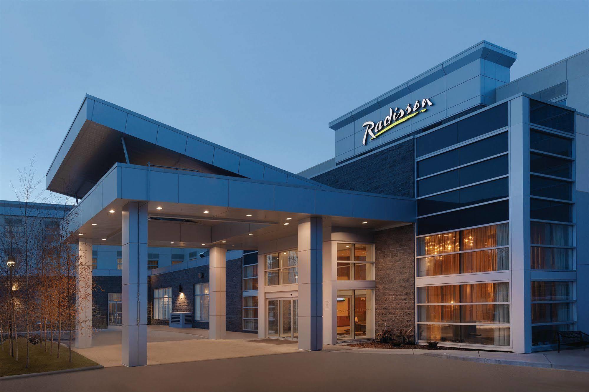 Radisson Hotel & Conference Centre Calgary Airport Экстерьер фото